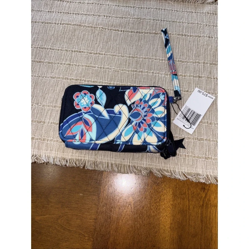 NEW WITH TAGS‎ Vera Bradley Crossbody and wristlet 3-in-1 In LOTUS FLOWER SWIRL